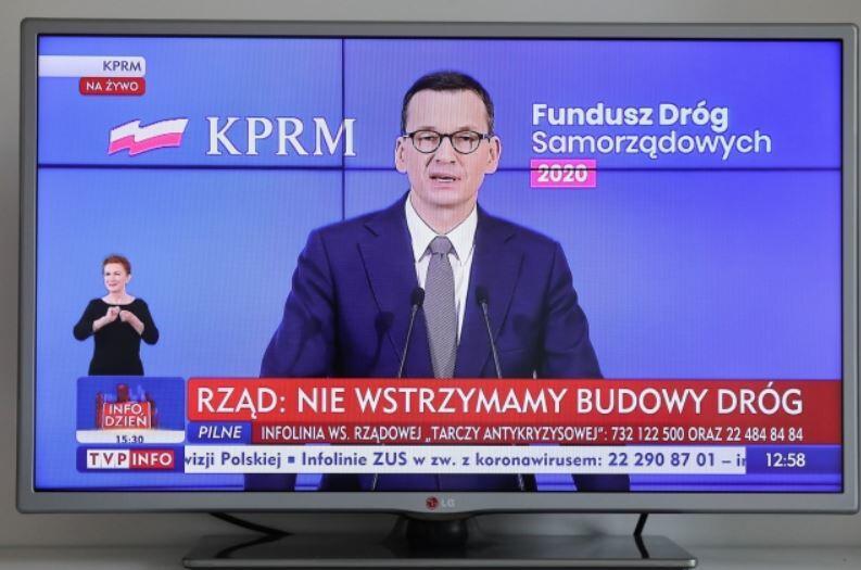 Transmisja konferencji prasowej premiera RP Mateusza Morawieckiego (na ekranie) z KPRM w Warszawie, 15 bm. / autor: PAP/Paweł Supernak