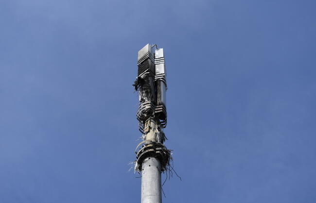Spalony maszt GSM, Londyn / autor: EPA/PAP