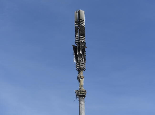 Spalony maszt GSM, Londyn / autor: EPA/PAP