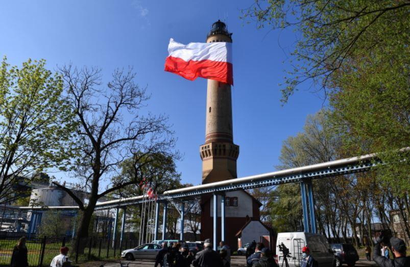 Największa flaga w Polsce zawisła na latarni morskiej w Świnoujściu / autor: PAP/Marcin Bielecki