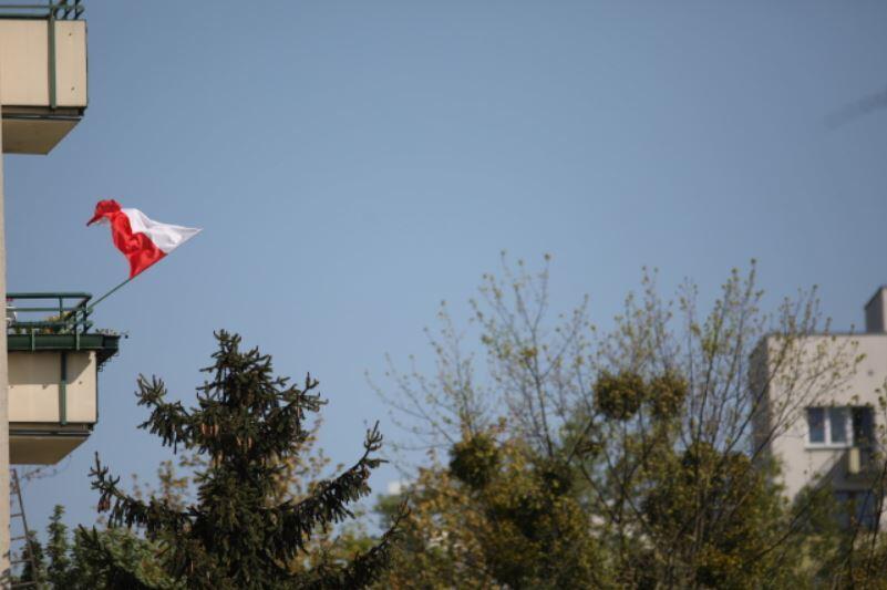 Biało-czerwona flaga na balkonie jednego z mieszkań na warszawskim Ursynowie / autor: PAP/Leszek Szymański