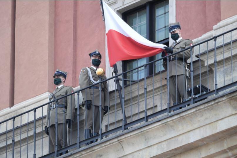 Uroczystość podniesienia Flagi Państwowej na Wieżę Zegarową Zamku Królewskiego w Warszawie / autor: PAP/Radek Pietruszka
