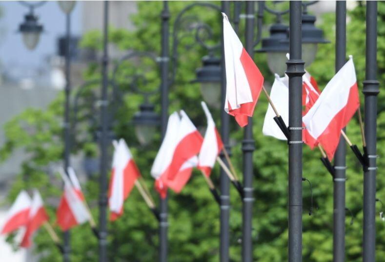 Biało-czerwone flagi na warszawskich ulicach, 2 bm. Dzisiaj obchodzony jest Dzień Flagi Rzeczypospolitej Polskiej / autor: PAP/Radek Pietruszka