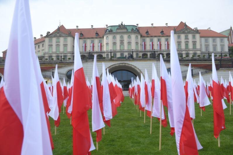 Instalacja biało-czerwonych flag przed Zamkiem Królewskim w Warszawie / autor: PAP/Radek Pietruszka