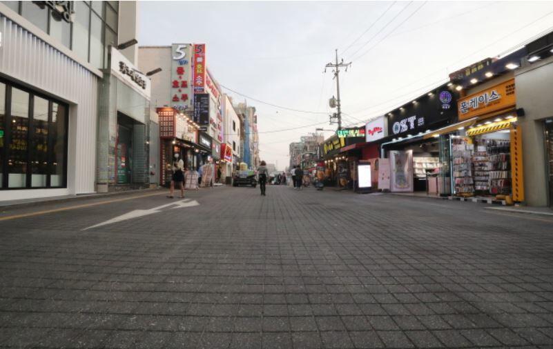 Znowu puste ulice: Hongdae w Seulu w Korei Południowej, 22 maja / autor: PAP/EPA/YONHAP