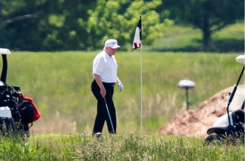 Donald J. Trump, gra w golfa w Trump National Golf Club w Sterling, Wirginia, USA, 23 maja 2020 r / autor: PAP/EPA/JIM LO SCALZO