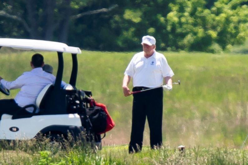 Donald Trump na polu golfowym / autor: 	PAP/EPA/JIM LO SCALZO