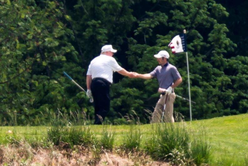Donald J. Trump, gra w golfa w Trump National Golf Club w Sterling, Wirginia. / autor: PAP/EPA/JIM LO SCALZO