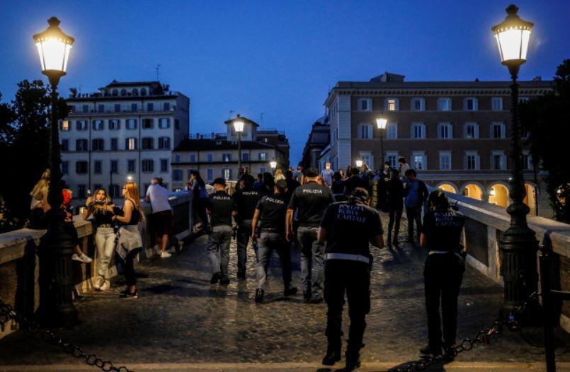 Patrol policyjny, w dzielnicy Trastevere, Rzym, Włochy, 23 maja / autor: PAP/EPA/FABIO FRUSTACI