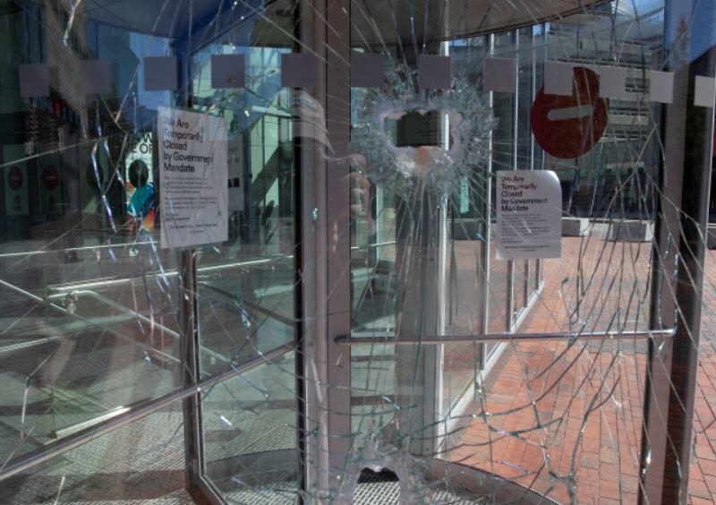 Uszkodzone drzwi sklepu Neiman Marcus w Bostonie, Massachusetts, USA 01 czerwca 2020 r / autor: PAP/EPA/CJ GUNTHER