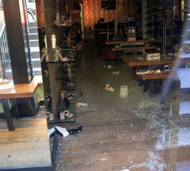 Szkody widoczne przez okno sklepu na Newbury Street w Bostonie, Massachusetts, USA 1 czerwca / autor: PAP/EPA/CJ GUNTHER