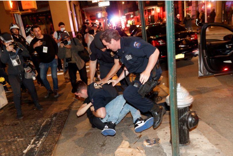 Nowojorscy policjanci aresztują mężczyznę w czasie zamieszek. / autor: PAP/EPA/JUSTIN LANE