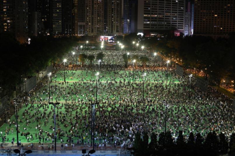 Widok parku Wiktoria w Hongkongu w przededniu rocznicę masakry na placu Tiananmen w Pekinie w 1989 r. / autor: PAP/EPA/JEROME FAVRE