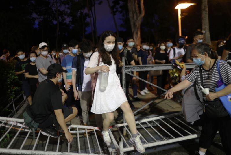Park Wiktoria w Hongkongu w przededniu 31. rocznicy masakry na pl Tiananmen / autor: PAP/EPA/JEROME FAVRE