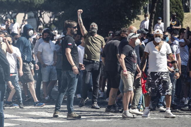 Neofaszyści starli się z policją w Rzymie / autor: PAP/EPA/GIUSEPPE LAMI