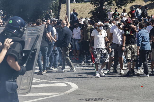 Neofaszyści starli się z policją w Rzymie / autor: PAP/EPA/GIUSEPPE LAMI