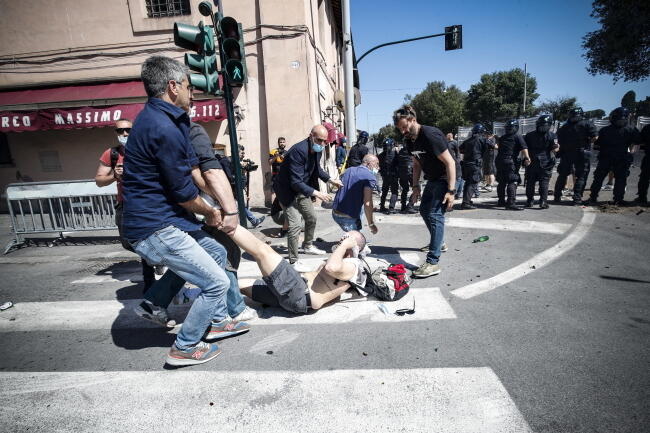 Neofaszyści starli się w Rzymie z policją / autor: PAP/EPA/ANGELO CARCONI