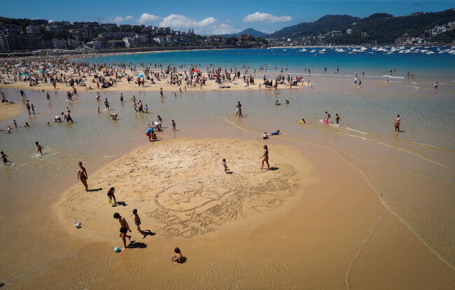 Na wybrzeżu w okolicach San Sebastian plaże również były pełne ludzi / autor: PAP/EPA/JAVIER ETXEZARRETA