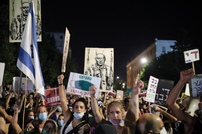 Tysiące ludzi protestowało w sobotę wieczorem w Jerozolimie i w Tel Awiwie / autor: PAP/EPA/ABIR SULTAN