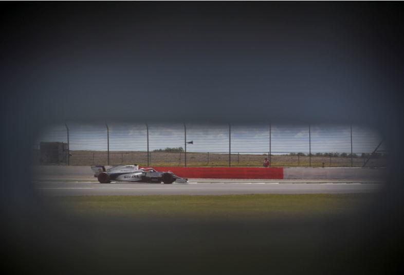 Irańsko-kanadyjski kierowca Formuły 1 Nicholas Latifi z Williams w akcji podczas trzeciej sesji treningowej Grand Prix Wielkiej Brytanii Formuły 1 w Silverstone, Wielka Brytania, 1 sierpnia / autor: AP/EPA/Ben Stansall / Pool