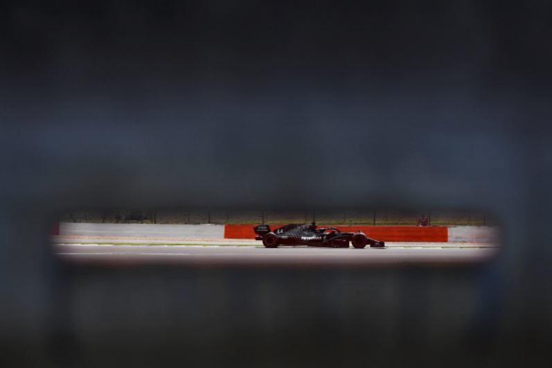Brytyjski kierowca Formuły 1 Lewis Hamilton z Mercedes-AMG Petronas w akcji podczas trzeciej sesji treningowej Grand Prix Wielkiej Brytanii w Silverstone w Wielkiej Brytanii, 1bm / autor: PAP/EPA/Ben Stansall / Pool
