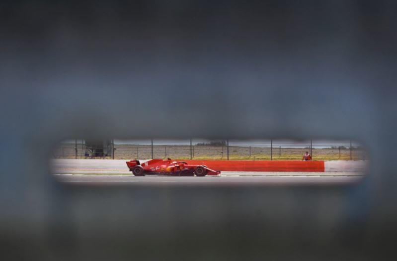 Kierowca Formuły 1 w Monako Charles Leclerc ze Scuderia Ferrari w akcji podczas trzeciej sesji treningowej Grand Prix Wielkiej Brytanii w Silverstone w Wielkiej Brytanii, 1 bm / autor: PAP/EPA/Ben Stansall / Pool