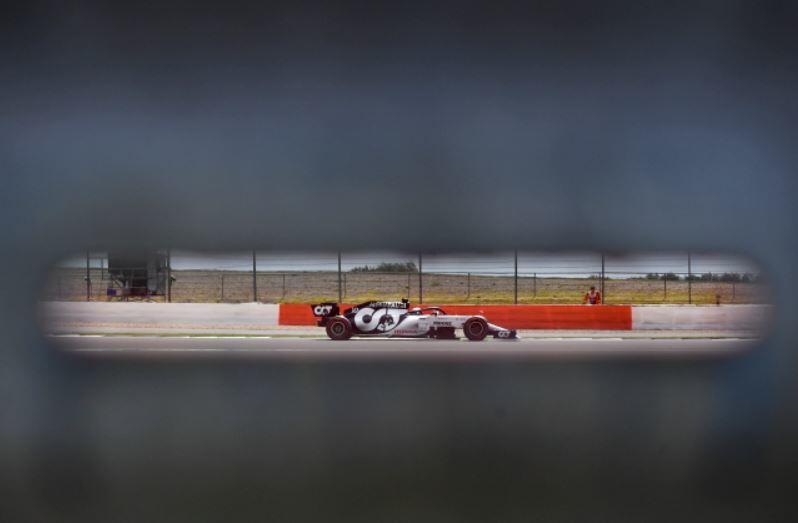 Francuski kierowca Formuły 1 Pierre Gasly ze Scuderia AlphaTauri Honda w akcji podczas trzeciej sesji treningowej Grand Prix Wielkiej Brytanii w Silverstone w Wielkiej Brytanii, 1 bm / autor: PAP/EPA/Ben Stansall / Pool