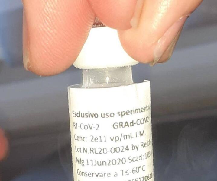 Szef władz stołecznego regionu Lacjum Nicola Zingaretti zamieścił zdjęcie fiolki ze szczepionką na swoim profilu / autor: facebook.com/nicolazingaretti