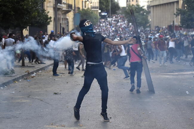 Zamieszki i starcia z policją w stolicy Libanu trwają już drugi dzień / autor: PAP/EPA/WAEL HAMZEH