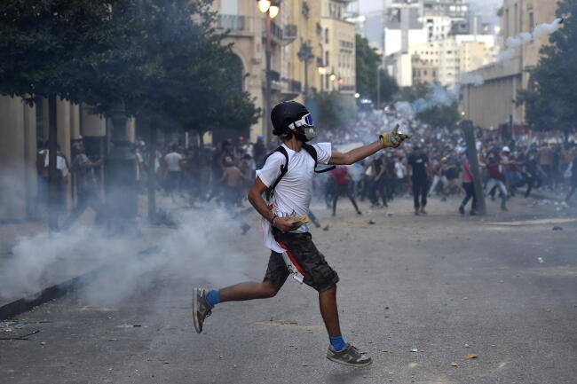 Zamieszki i starcia z policją w stolicy Libanu trwają już drugi dzień / autor: PAP/EPA/WAEL HAMZEH