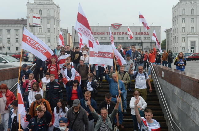 Demonstranci w centrum Mińska / autor: PAP/EPA/YAUHEN YERCHAK
