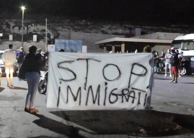 Mieszkańcy Lampedusy protestują przeciw bierności rządu Włoch i Brukseli w sprawie imigrantów / autor: PAP/EPA/ELIO DESIDERIO