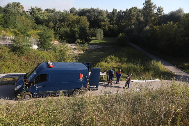 Pracownicy MPWiK w okolicach miejsca budowy mostu pontonowego / autor: PAP/ Tomasz Gzell