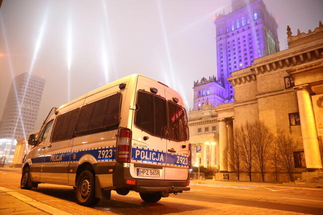 Patrol policji przed Pałacem Kultury i Nauki w Warszawie / autor: PAP/Leszek Szymański