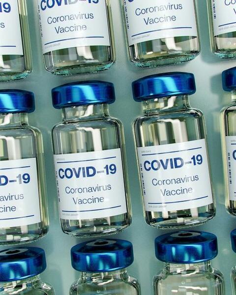 Zdjęcie preparatów szczepionek zamieszczone przeze premiera na Facebooku
