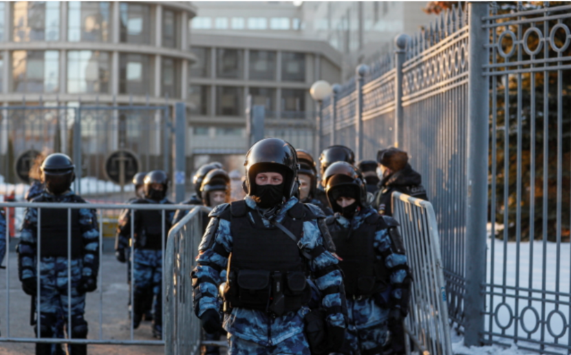 Rosyjscy policjanci stoją na straży przed Moskiewskim Sądem Miejskim w Moskwie, Rosja, 2 lutego 2021 r / autor: PAP/EPA/YURI KOCHETKOV