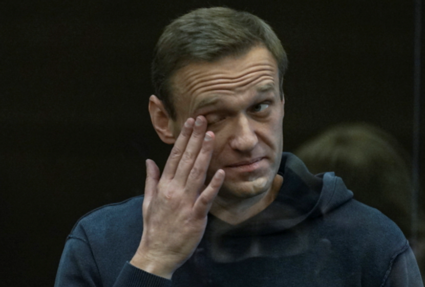 Lider rosyjskiej opozycji Aleksiej Nawalny w szklanej klatce podczas rozprawy przed sądem w Moskwie , 2 .II 2021 r. / autor: PAP/EPA/MOSCOW CITY COURT PRESS SERVICE HANDOUT