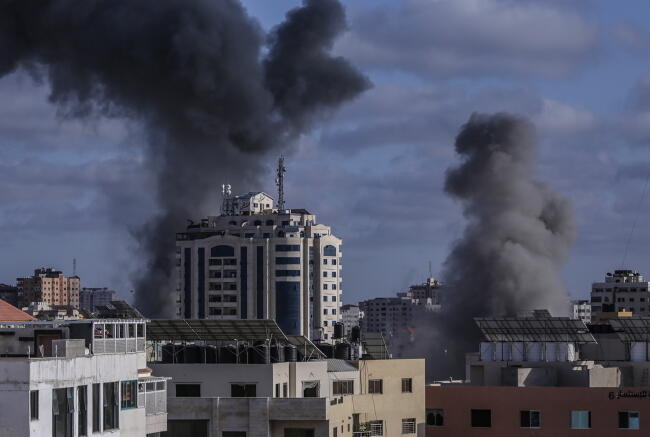 Smoke rise after an israeli air strike in Gaza City, 17 May 2021 / autor: EPA/PAP