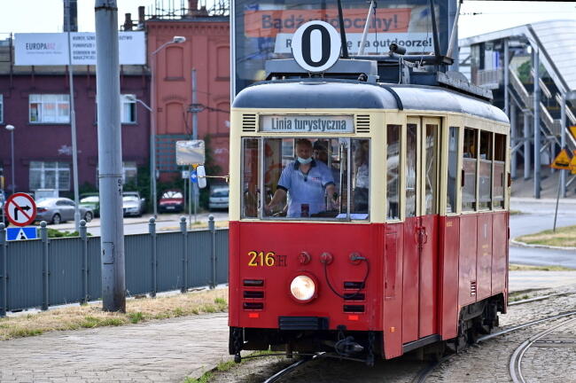 Linię obsługują zabytkowe tramwaje typu N / autor: PAP/Marcin Bielecki