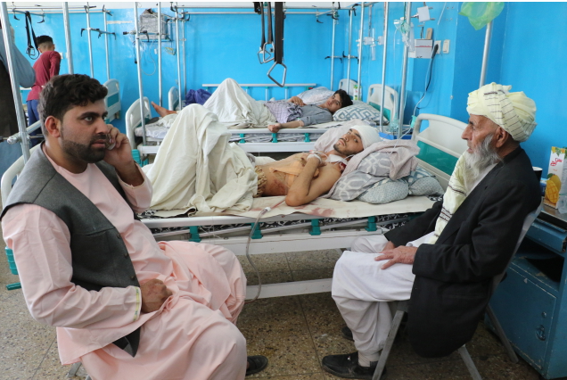 Ranni są leczeni w szpitalu w Kabulu w Afganistanie, 27 sierpnia 2021 / autor: PAP/EPA/STRINGER