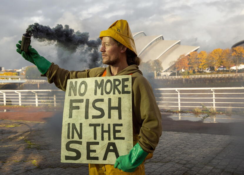 Demonstacja organizacji Ocean Rebellion przeciw zmianam klimatycznym i gospodace wyjaławiającym życie w oceanach w Glasgow, przed szczytem COP26 / autor: PAP/EPA?Robert Perry