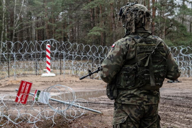 Patrol wojskowy na obszarze objętym zakazem przebywania w strefie przygranicznej w okolicach miejscowości Połowce / autor: PAP/Wojtek Jargiło