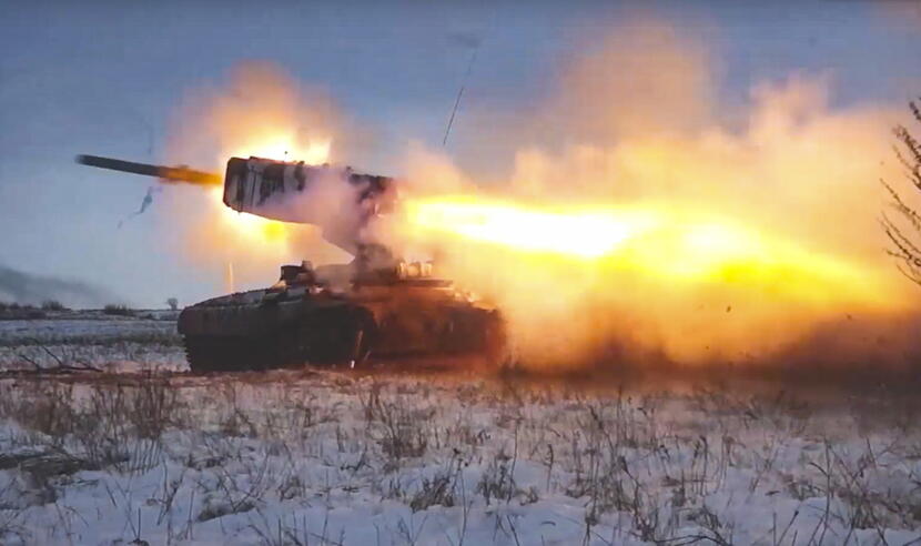 Ćwiczenia rosyjskiej artylerii rakietowej - strzela pojazd typu TOS-1 / autor: PAP/EPA/RUSSIAN DEFENCE MINISTRY PRESS SERVICE