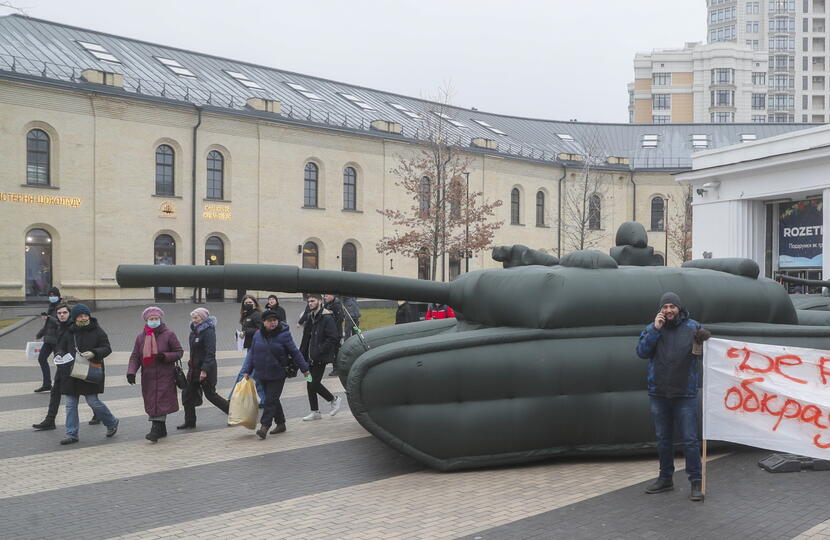 Nadmuchiwany czołg ustawiony na ulicy w Kijowie w ramach protestu robotników jednej z fabryk zbrojeniowych / autor: PAP/EPA/SERGEY DOLZHENKO