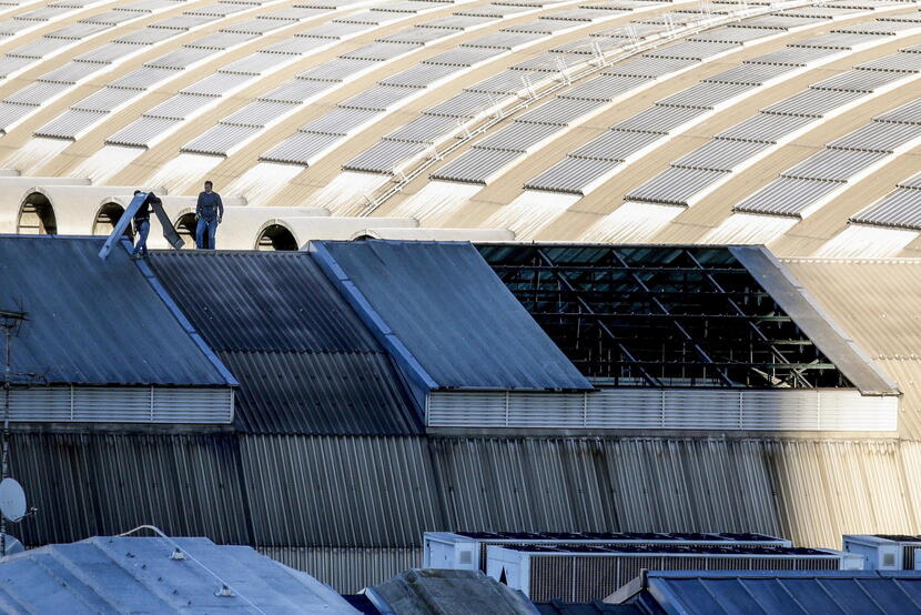 Gale zdmuchuje część dachu głównego dworca kolejowego w Mediolanie / autor: EPA/PAP