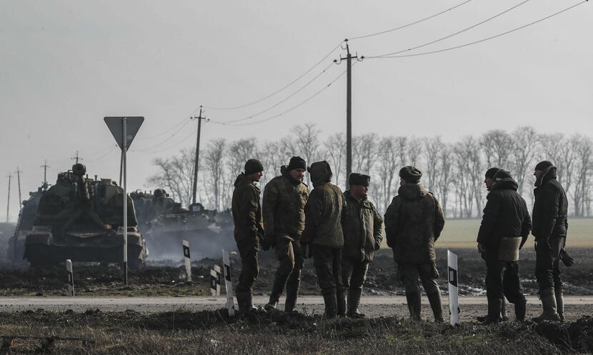 Rosyjscy żołnierze i pojazdy opancerzone stoją na drodze w obwodzie rostowskim / autor: PAP/EPA/YURI KOCHETKOV