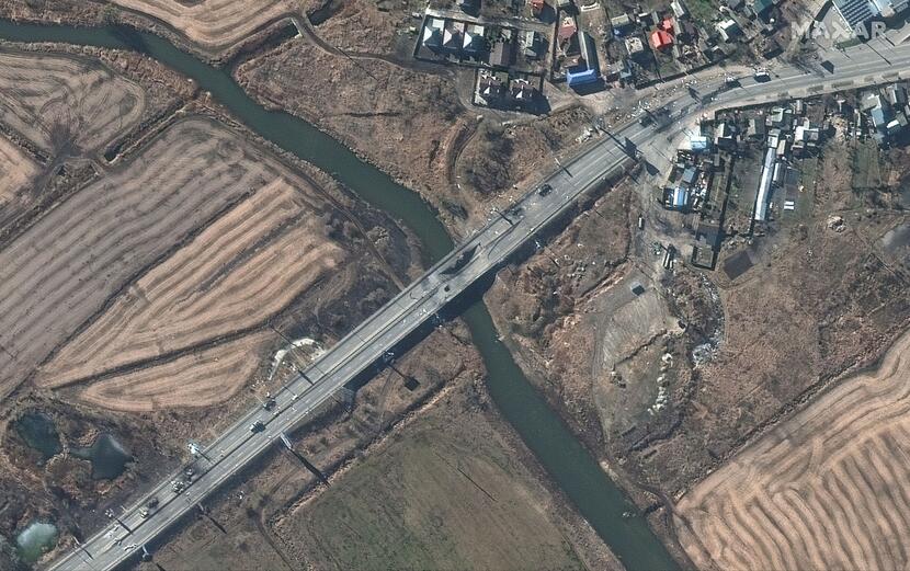 uszkodzony most i zniszczone pojazdy opancerzone w Irpinie, Ukraina, 28 lutego 2022 r. / autor: EPA/PAP