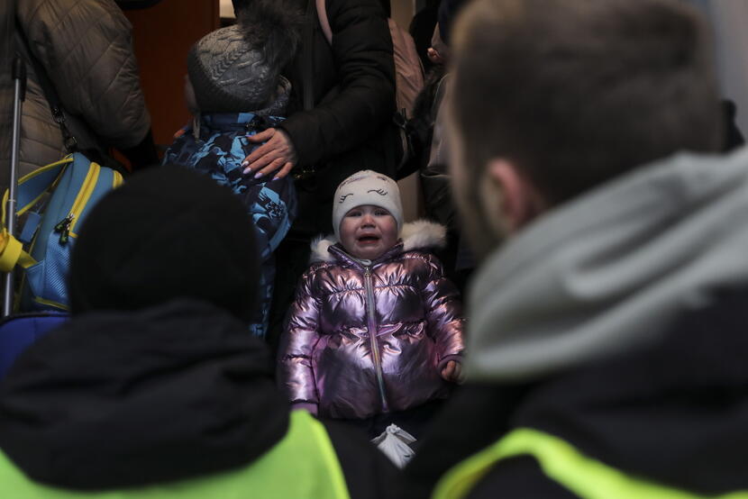 Wysiedleni Ukraińcy przybywają na lwowski dworzec kolejowy na zachodniej Ukrainie / autor: EPA/PAP