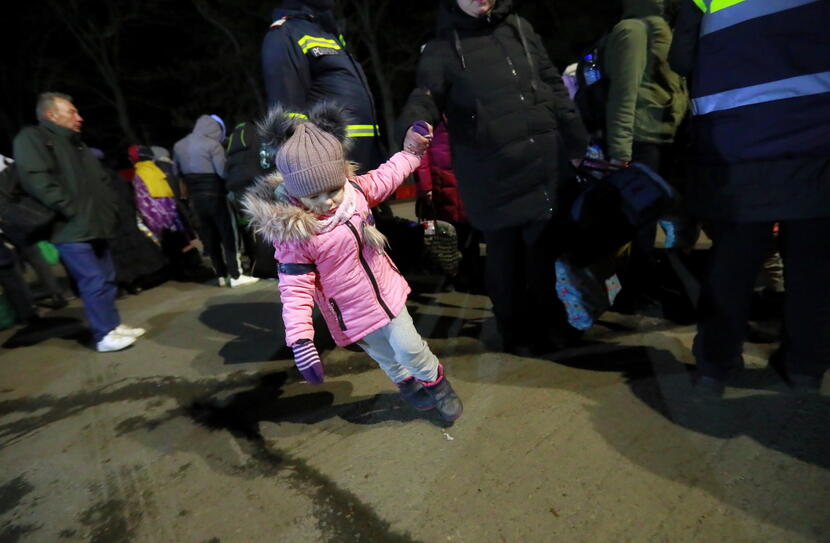 Ukraińscy uchodźcy przekraczający granicę Rumunii / autor: EPA/PAP