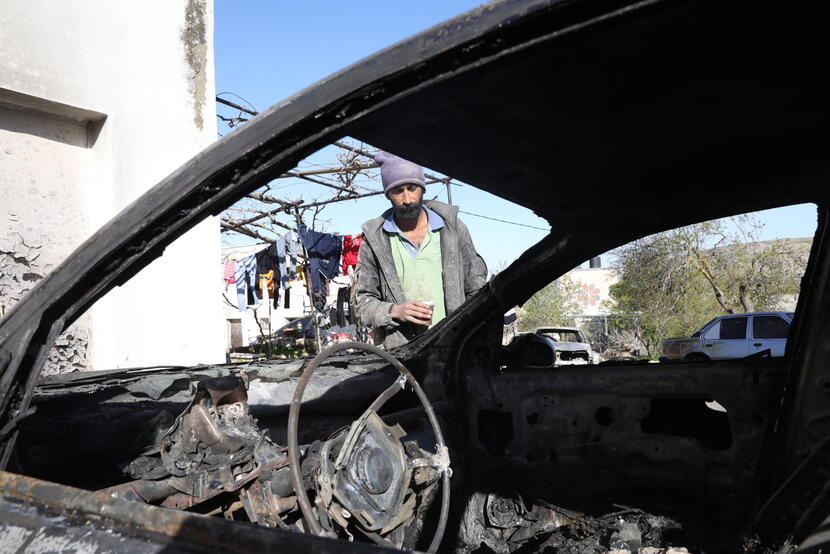 Palestyńskie samochody spłonęły w nocy w wiosce Jaloud . na Zachodnim Brzegu / autor: EPA/PAP 28.03.2022